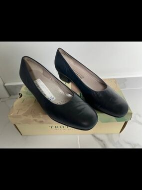 Vintage Trotters Navy Leather Women's Pumps